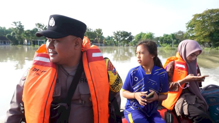 Tanggap Bencana, Polisi Evakuasi Warga Terdampak Luapan Bengawan Solo di Tuban
